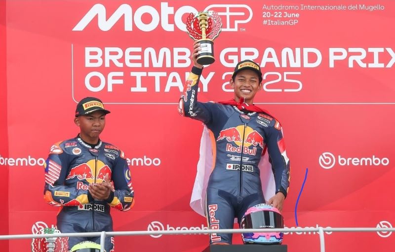 PERTAMA: Veda Ega Pratama, pembalap asal Gunungkidul saat naik podium di ajang RBRC Italia 2025, Sabtu (21/6).