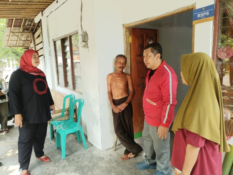 TURUN LAPANGAN: Staf Ahli Utut Adianto, Ario Indrasworo mengecek rumah setelah dibangun melalui program BSPS di Desa Tanjungsari, Petanahan Senin (23/6).