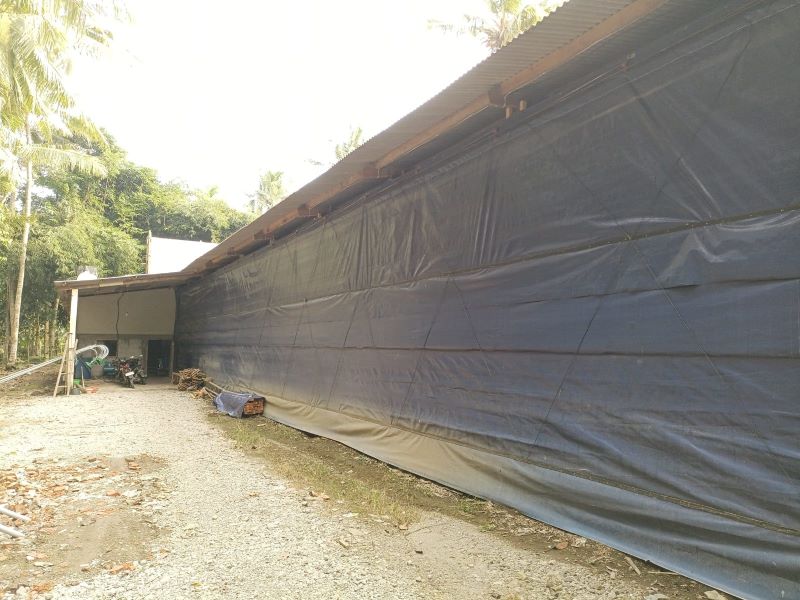 BERMASALAH: Penampakan kandang ayam skala besar di Desa Karangrejo, Kecamatan Petanahan yang diprotes warga karena telah mencemari lingkungan.