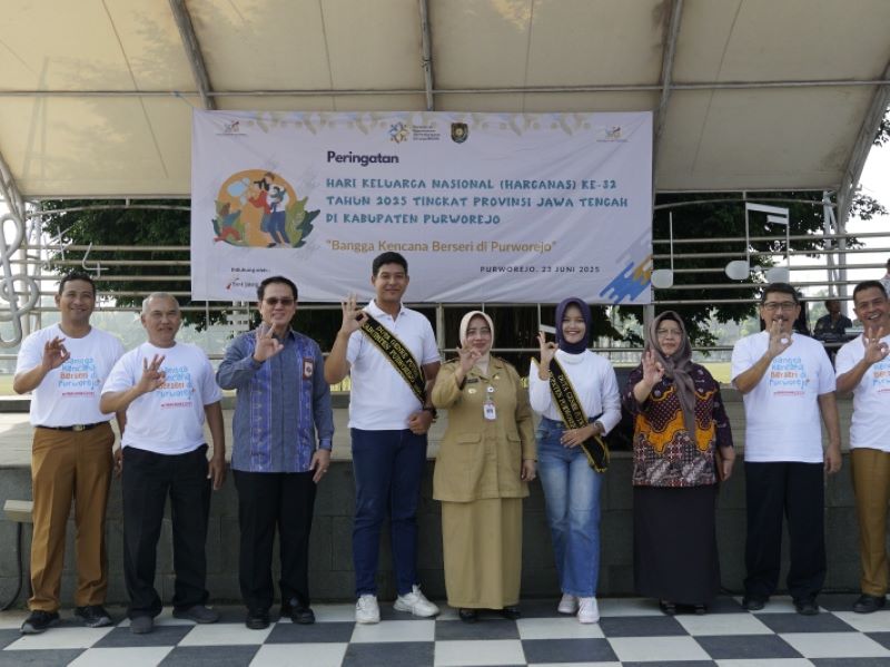 HARGANAS : Bupati Purworejo Yuli Hastuti mendampingi pejabat Kementerian Kependudukan dan Pembangunan Keluarga (Kemendukbangga) pada peringatan Hari Keluarga Nasional (Harganas).