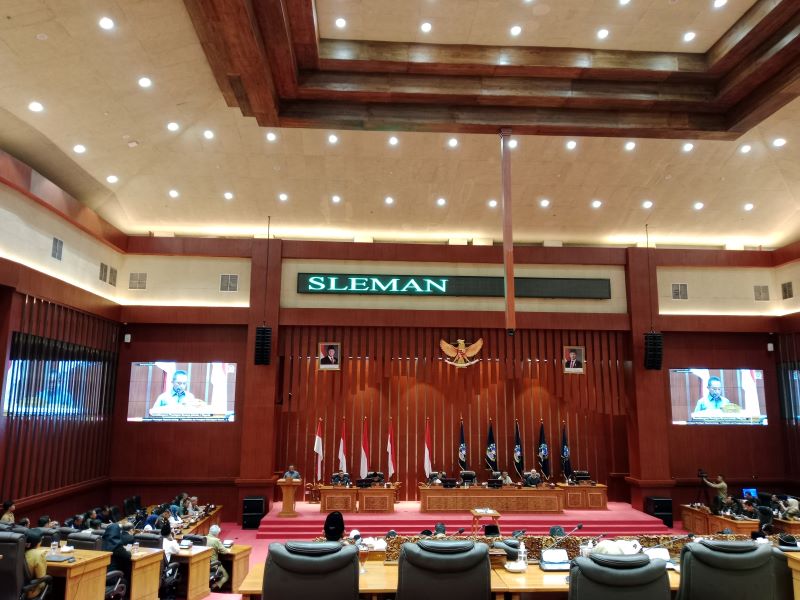 RAPUR: Anggota DPRD Sleman saat mengikuti rapat paripurna yang digelar Senin (23/6).
