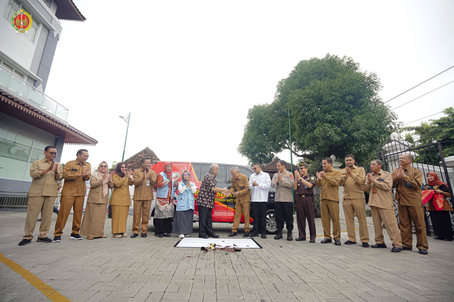 Peluncuran mobil Simpatik (Operasional  Kampanye Antikorupsi) oleh Wagub Paku Alam X di kantor Inspektorat DIJ Jalan Cendana Jogja.