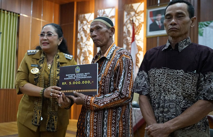 Simbolis: Bupati Gunungkidul Endah Subekti menyerahkan bantuan kepada peternak di Ruang Handayani Kantor Sekretariat Daerah kemarin (23/6).
