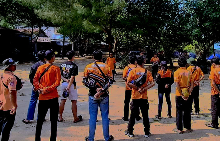 SIAP SIAGA: Satlinmas Rescue Istimewa Wilayah 2 di Pantai Baron mengerahkan 20 personel dalam pencarian korban laka laut di Pantai Watukodok Senin (23/6).&nbsp;