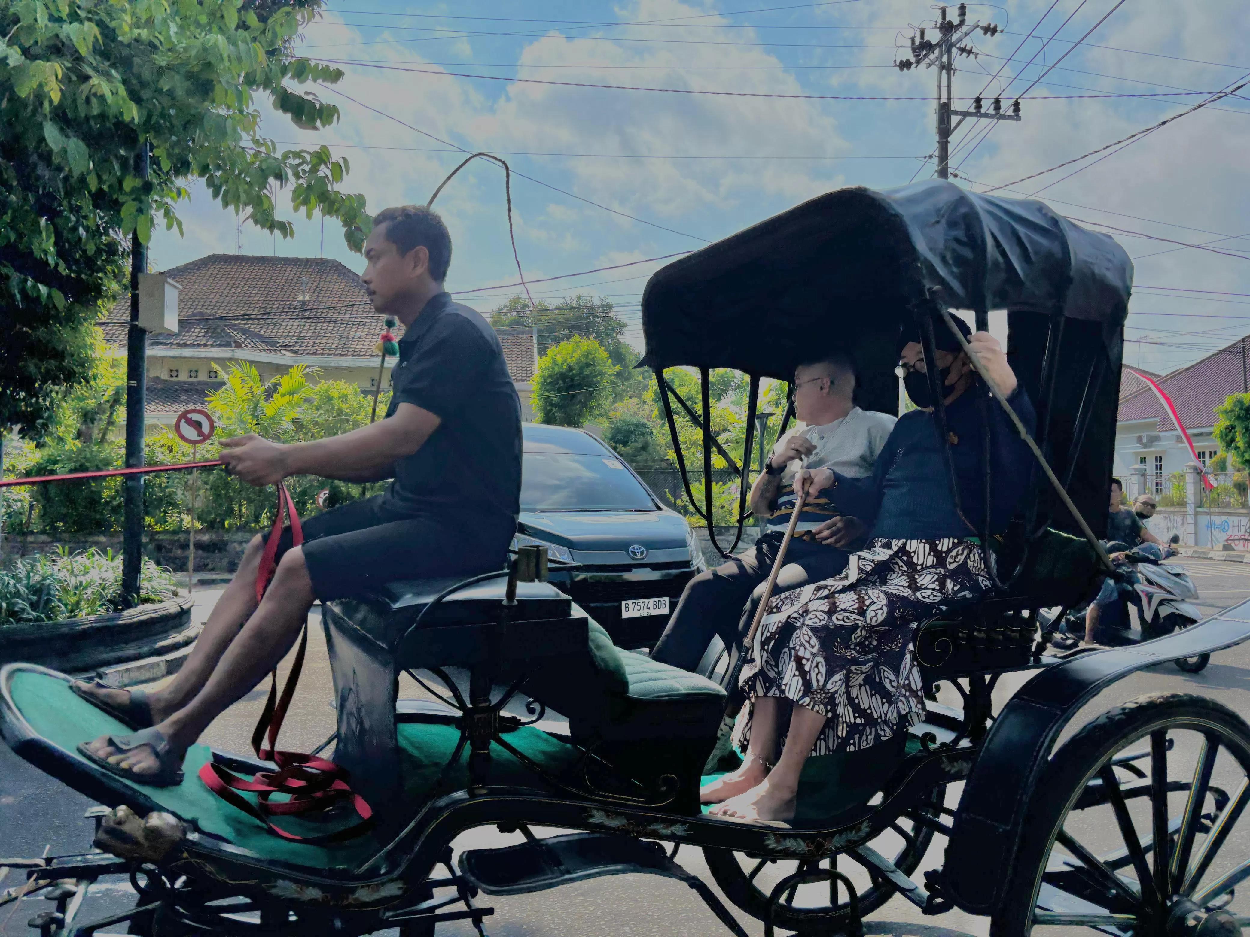 Hamzah Sulaiman yang sedang menaiki kereta kuda bersama anak angkatnya Ratri saat proses penggarapan film dokumenter Jagad
