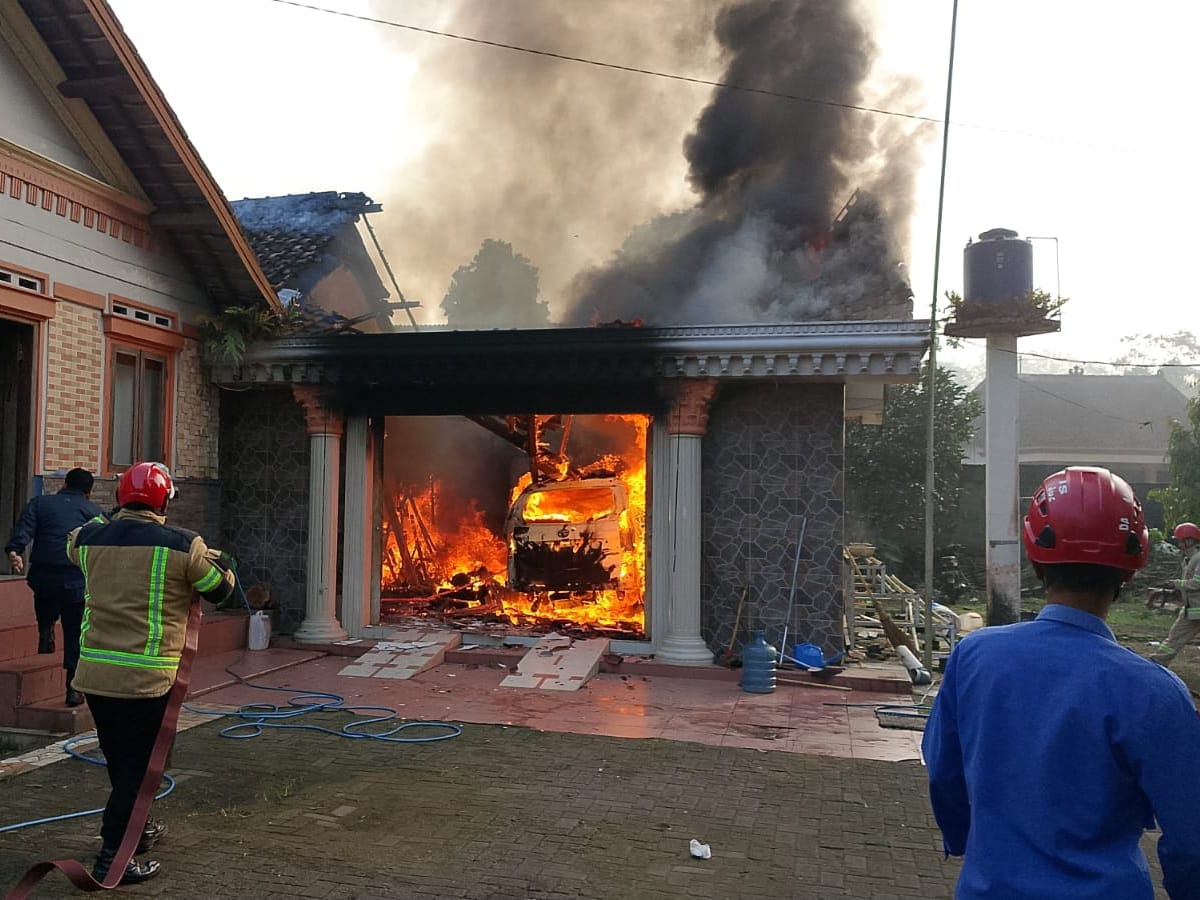PEMADAMAN: Tim damkar Kabupaten Magelang berupaya memadamkan api yang melalap garasi rumah Purwanto, Senin (23/6/2025).