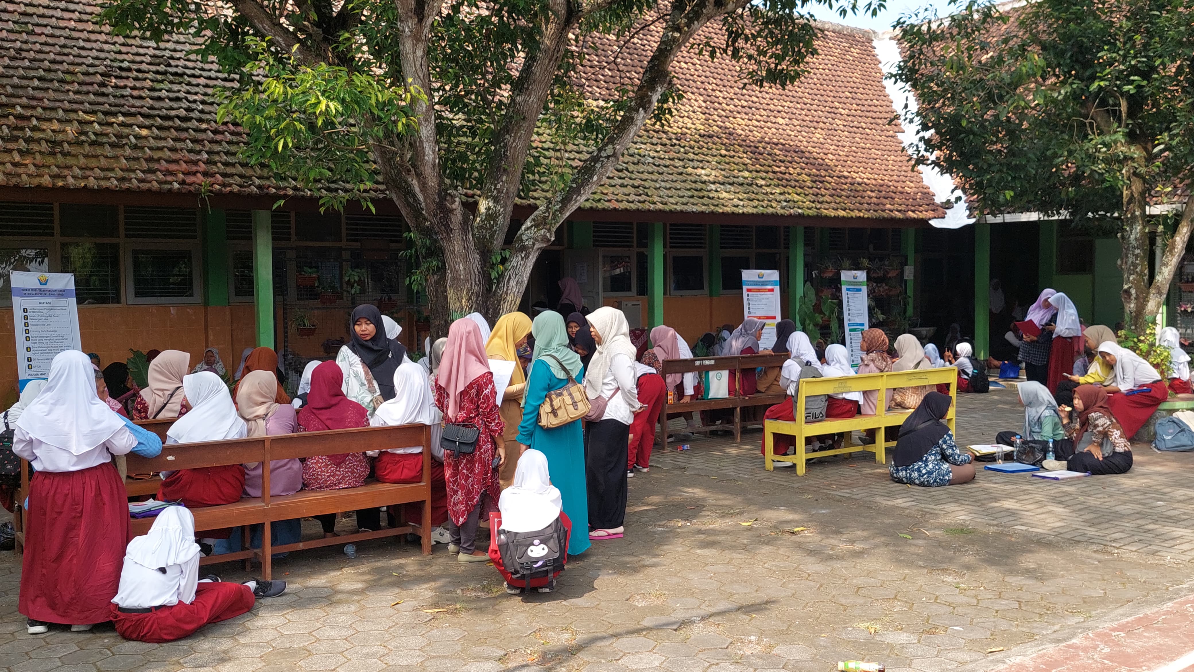 ANTRI: Orangtua mendampingi anak mereka untuk mendaftarkan diri ke sekolah.