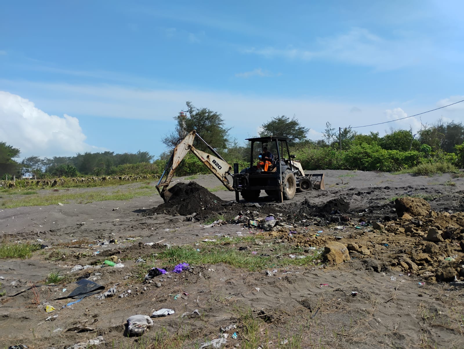 BONGKAR: Proses pembongkaran dan pengambilan sampel sampah Jumat (13/6/2025).