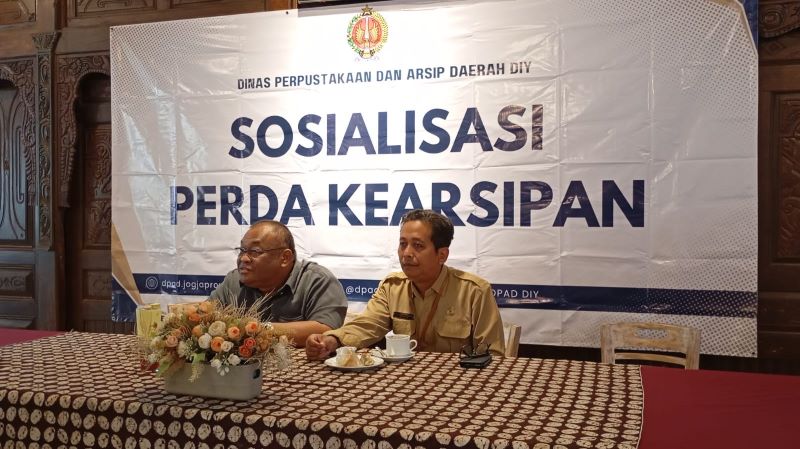 KOMUNIKATIF : Rb. Dwi Wahyu Budiantoro dan Kurniawan menjadi narasumber dalam sosialisasi Perda DIY Nomor 5 Tahun 2018 tentang Kearsipan Senin (23/6).