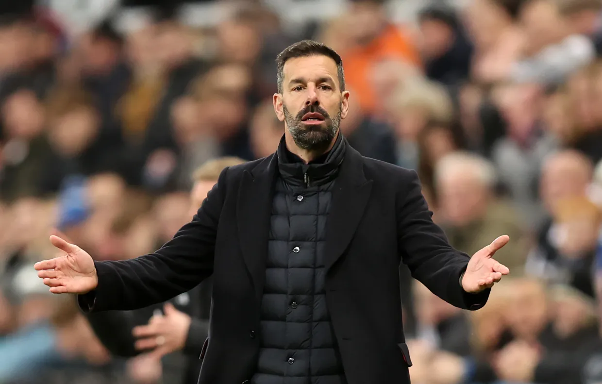 Ruud van Nistelrooy dipastikan akan dipecat dari jabatan pelatih Leicester City