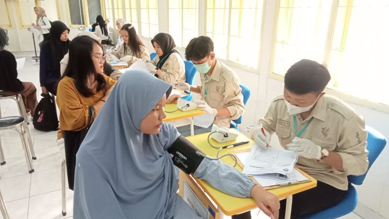 WAJIB: Para mahasiswa baru UNY mengikuti tes kesehatan yang dilakukan pihak kampus sebagai upaya memastikan mereka sehat secara fisik maupun mental.