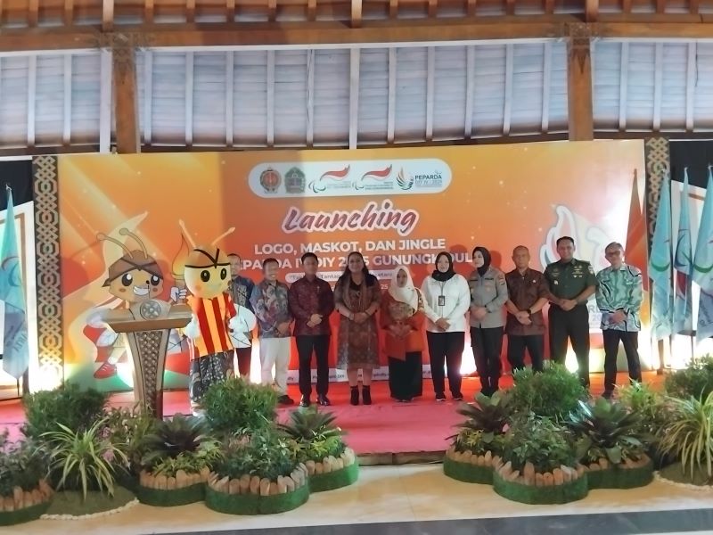 KHAS GUNUNGKIDUL: Maskot Lalang foto bersama Bupati Gunungkidul Endah Subekti Kuntariningsih dan panitia Peparda DIY 2025