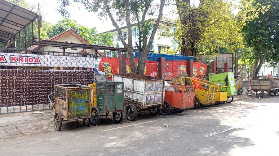 ANTRE : Barisan gerobak sampah yang sudah diangkut muatannya pada Selasa (24/6/2025) siang. Antrean penggrobak di depo tersebut diketahui sering terjadi pada pagi hari.