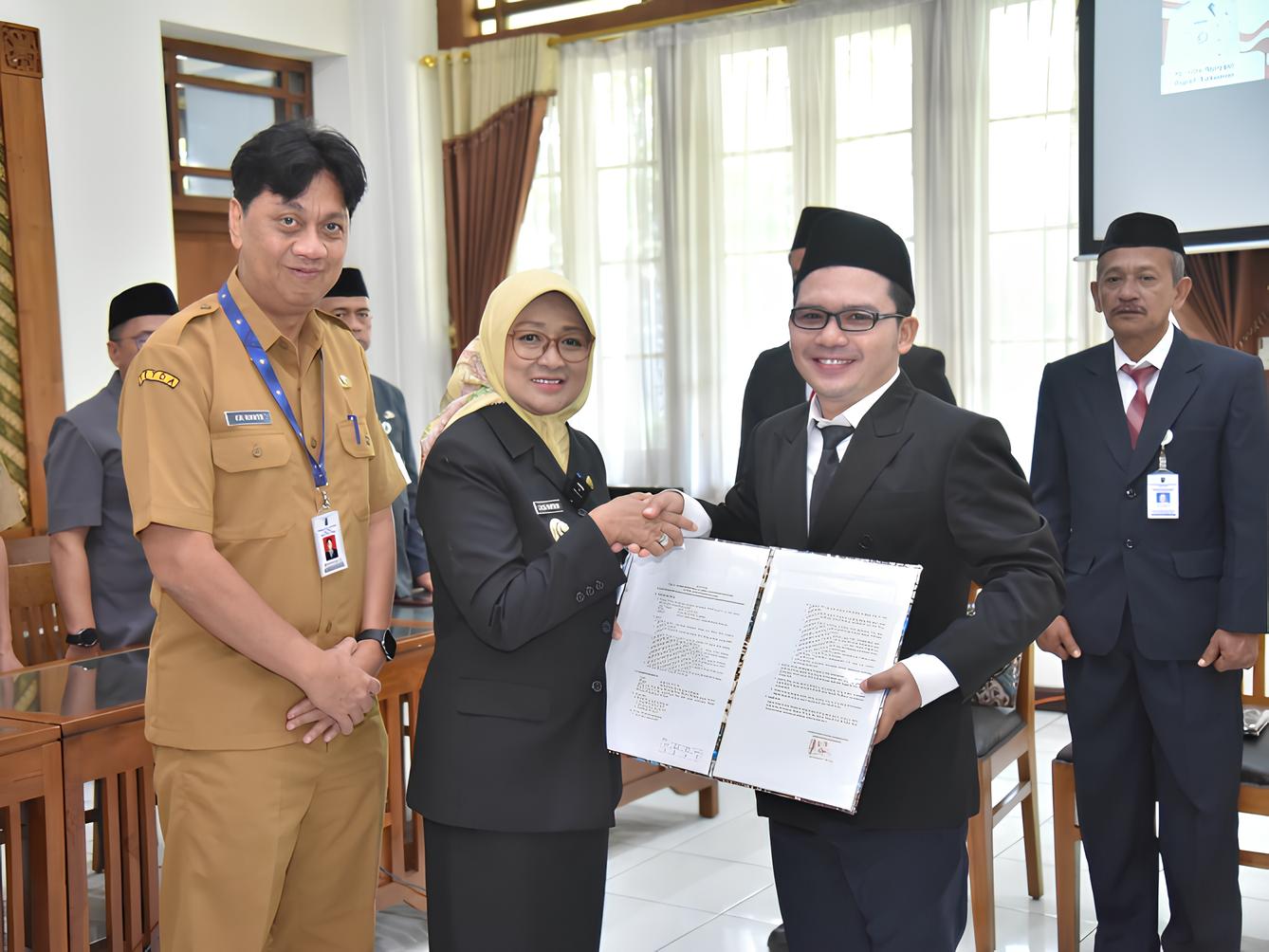 Bupati Kebumen Lilis Nuryani melantik Suharyanto sebagai Direktur PT Lukulo Farma. Pelantikan berlangsung di Gedung A Setda Kebumen, kemarin.