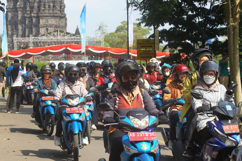 Penyuluh Keluarga Berencana (KB) mengikuti konvoi saat Kirab Bangga Kencana "Dari Keluarga untuk Indonesia Maju" untuk memperingati Hari Keluarga Nasional (Harganas) ke-32 di Candi Prambanan Selasa