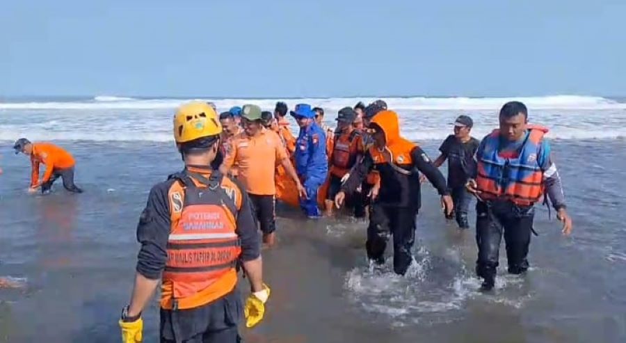 Proses evakuasi korban laka laut setelah berhasil ditemukan posisi keberadaan jasadnya.