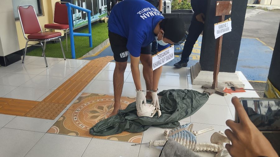 REKONTRUKSI: Adegan ke-24 Memasukan kerangka ke jas hujan warna hijau Selasa (24/6)
