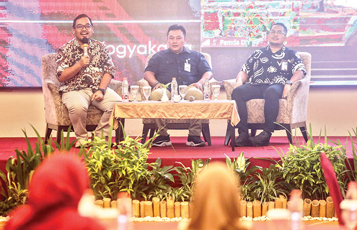 Sosialisasi: Kabag Pengelolaan Pengadaan Barang/Jasa Biro PBJ Setda DIY Andi Kurniawan Dharma memandu jalannya diskusi  acara Vendor Breafing Pelaku Usaha di Hotel Indolux kemarin (24/6).