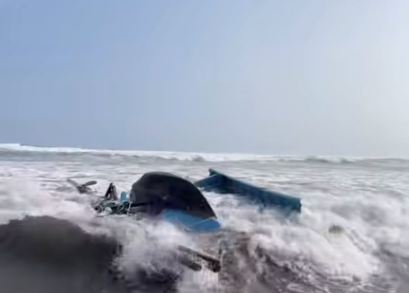 RUSAK: Perahu yang terdampar di Pantai Parangtritis pada Senin (23/6).