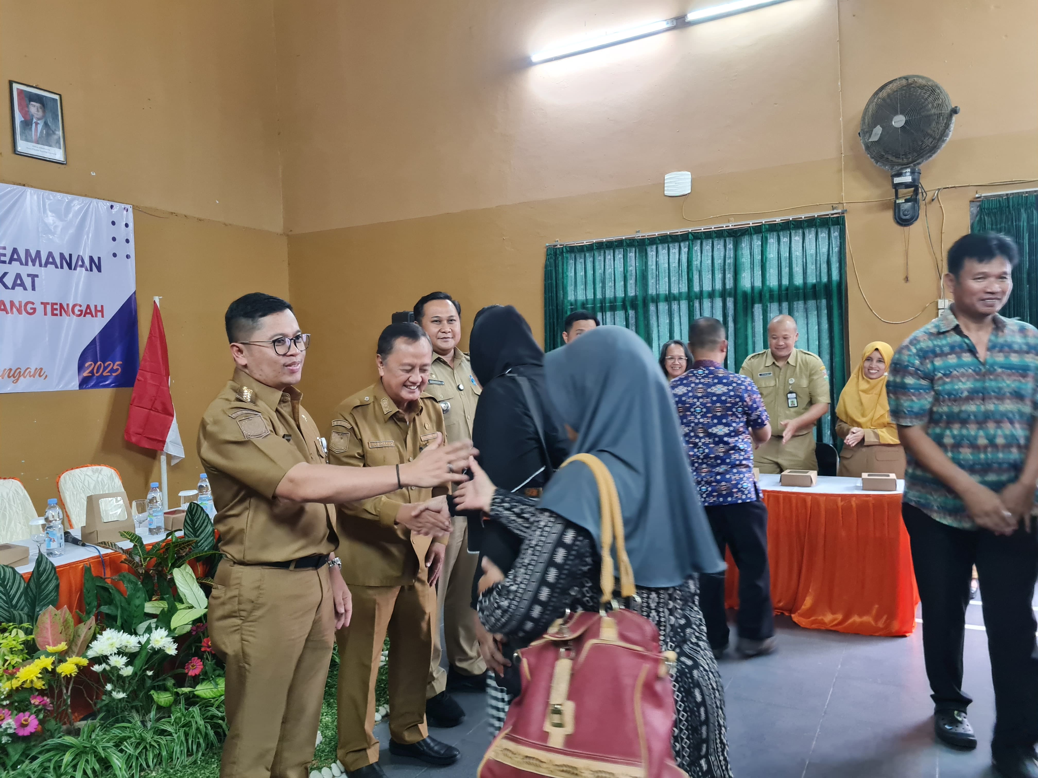 Wali Kota Magelang didampingi wakilnya usai menyerahkan honorarium kepada ketua RT dan RW di Kelurahan Gelangan, Selasa (24/6).
