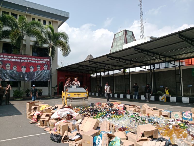 SIMBOLIS: Pemusnahan barang bukti berupa minuman keras hingga senjata tajam yang sudah memiliki berkekuatan hukum tetap di halaman Kejaksaan Negeri Sleman Selasa (24/6)
