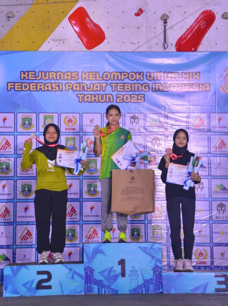 SELISIH DIKIT: Taqiyya Nur Azizah saat naik podium sebagai juara kedua Kejurnas Panjat Tebing 2025 KU XIX/2025 di Kota Tangerang, Banten.