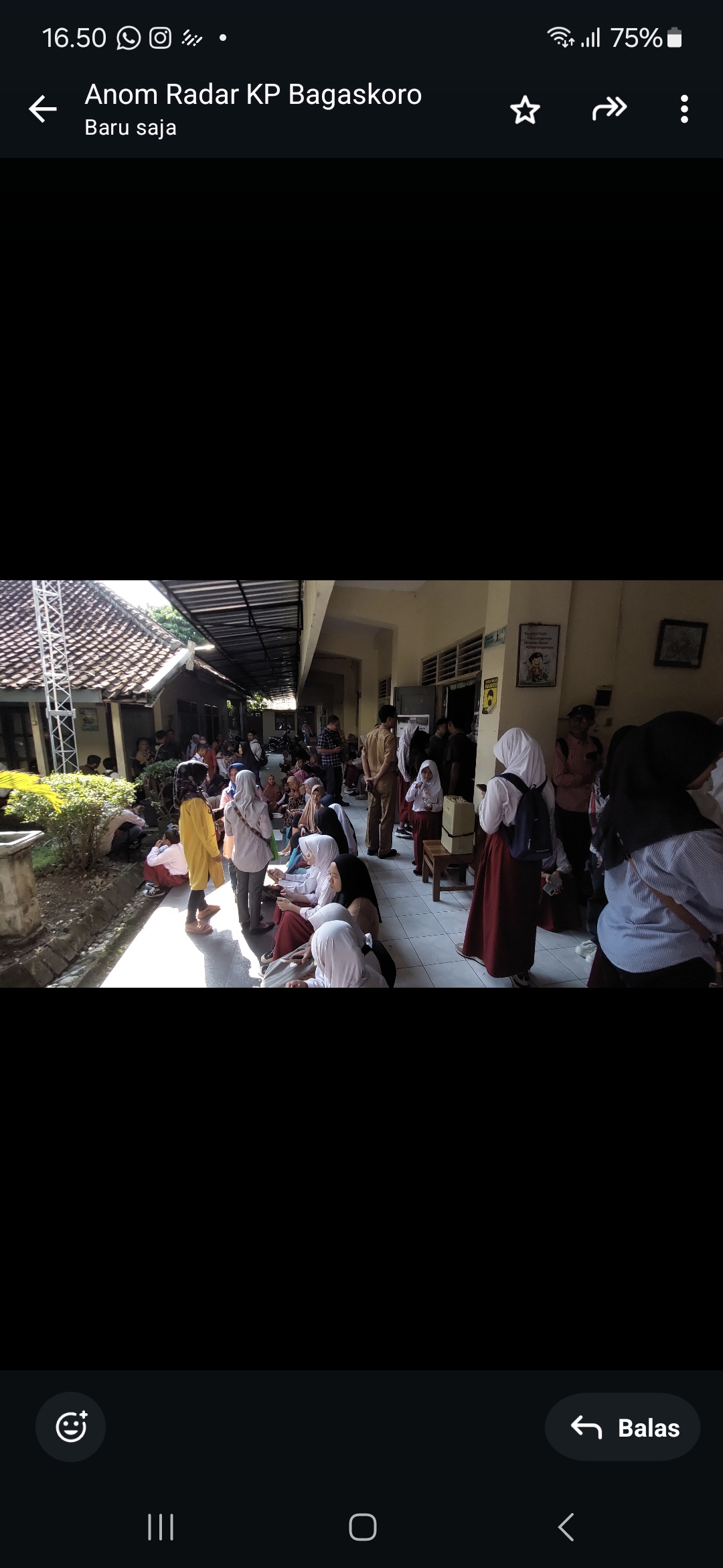 ANTRE: Pendaftar di SMPN 1 Wates menunggu untuk verifikasi dokumen langsung.