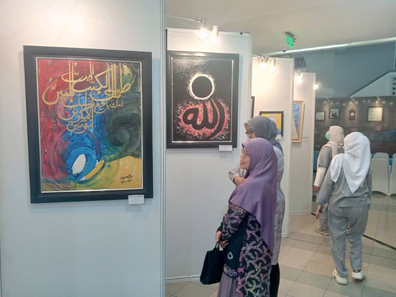 Pameran lukisan dan puisi dalam tasyakuran pengukuhan Guru Besar FKG UGM Ahmad Syaify dan Rosa Amalia, Selasa (24/6).