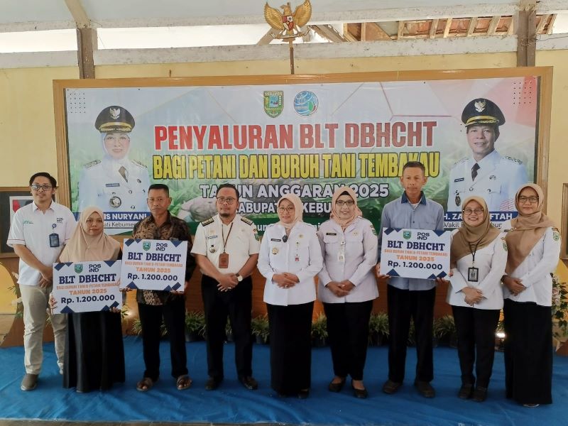 BANSOS CAIR: Bupati Kebumen Lilis Nuryani secara simbolis menyerahkan bantuan sosial senilai Rp 2,5 miliar yang bersumber dari DBHCHT.