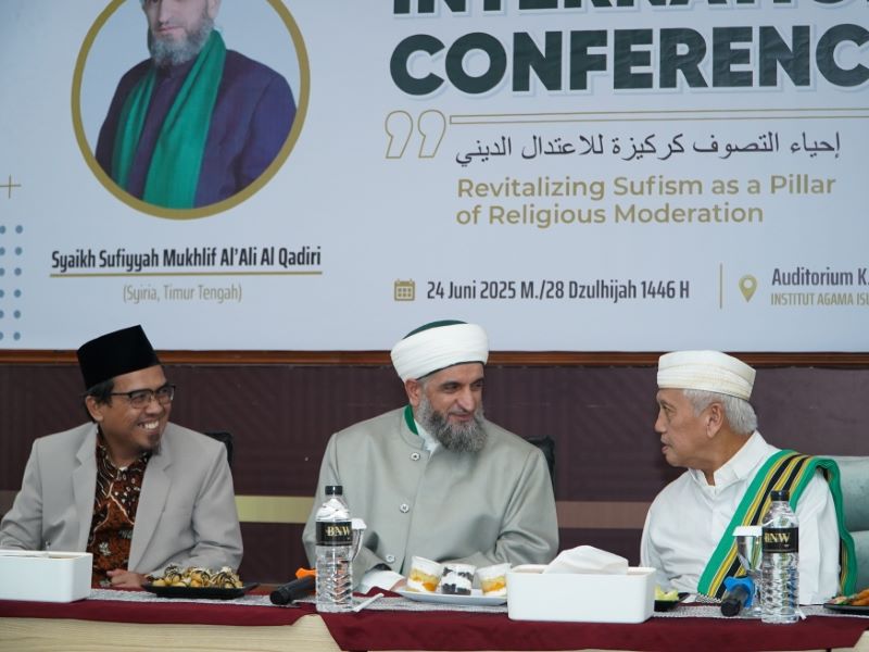 BERI CERAMAH: Ulama Suriah Syaikh Sufiyyah Mukhlif Al