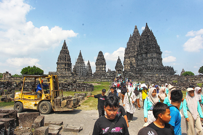 STUDY TOUR: Pengunjung menikmati suasana saat berlibur di Candi Prambanan, Sleman, kemarin (25/6).