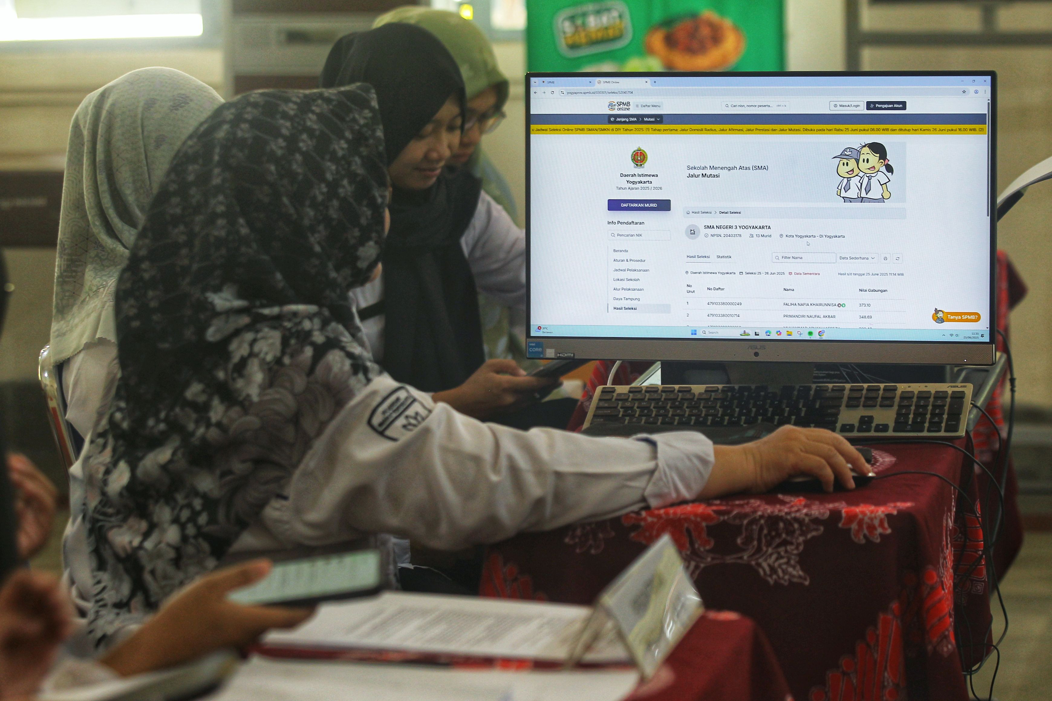 Petugas melayani orang tua calon murid yang mencari informasi terkait tahapan pendaftaran Sistem Penerimaan Murid Baru (SPMB) reguler tingkat SMA/SMK, di SMA Negeri 3 Kota Jogja, kemarin (25/6).