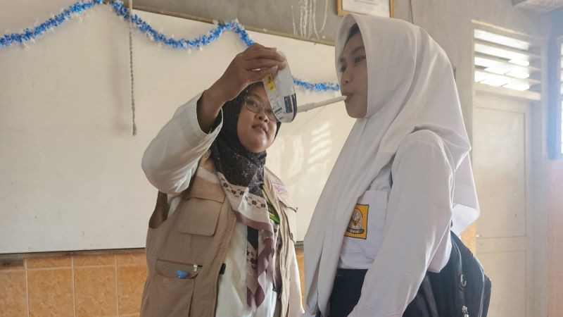 TES: Skrining perokok yang dilakukan petuhas Puskemas menggunakan smokerlyzer.