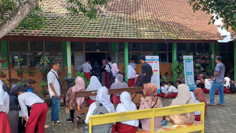 KHAWATIR: pendaftar di SMPN 1 Wates menunggu hasil verifikasi data.&nbsp;