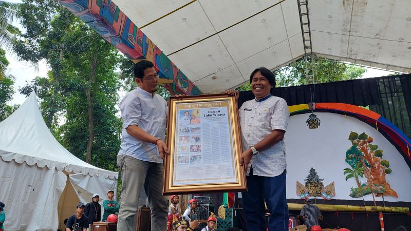 PENYERAHAN: Radar Jogja menyerahkan penghargaan ke Kadispar Kulon Progo.&nbsp;