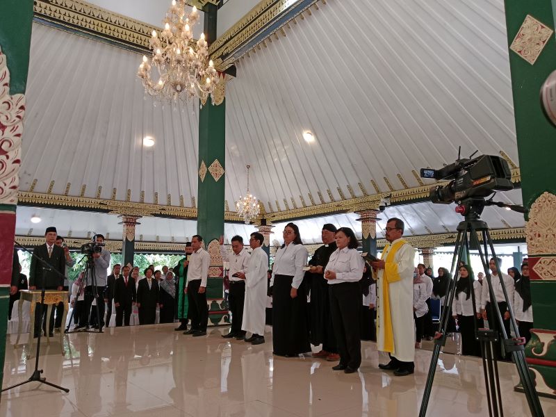 SIMBOLIS: Penyerahan surat keputusan pengangkatan kepada 538 PPPK di Kabupaten Sleman Rabu (25/6).