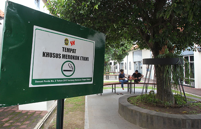 TERBUKA: Tempat khusus merokok (TKM) yang terdapat di dalam kompleks Museum Benteng Vredeburg. Jumlah pelanggar KTR menurun setelah tempat khusus merokok ditambah di kawasan Malioboro.
