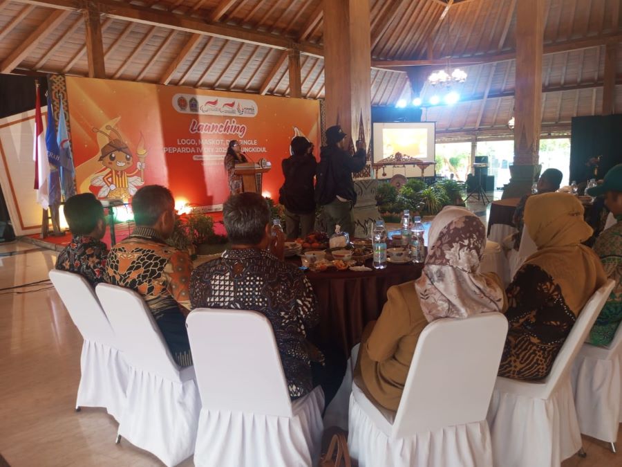 Bupati Gunungkidul, Endah Subekti sedang menyampaikan pidatonya dalam launching Logo, Maskot, dan Jingle Peparda DIY IV 2025 di Pendopo Taman Budaya Gunungkidul