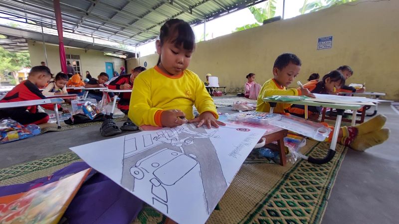 KREATIF: Siswa TK mewarnai gambar yang bertemakan lalu lintas.