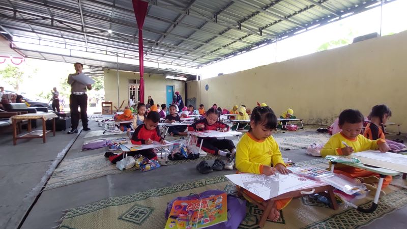 KREATIF: Siswa TK mewarnai gambar yang bertemakan lalu lintas.
