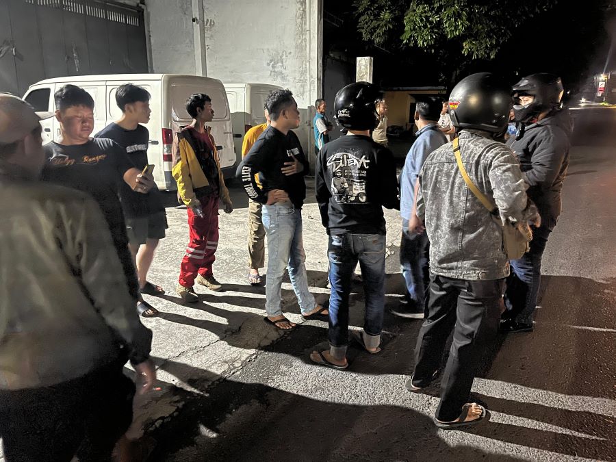 DIAMANKAN: Beberapa warga Bangunjiwo, Kasihan sedang berkerumun mengamankan remaja yang akan melakukan tawuran Kamis (26/6)