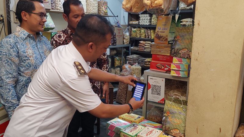 PERALIHAN: Wakil Bupati Kulon Progo mencoba penggunaan Qris saat membeli makanan di Pasar Wates.