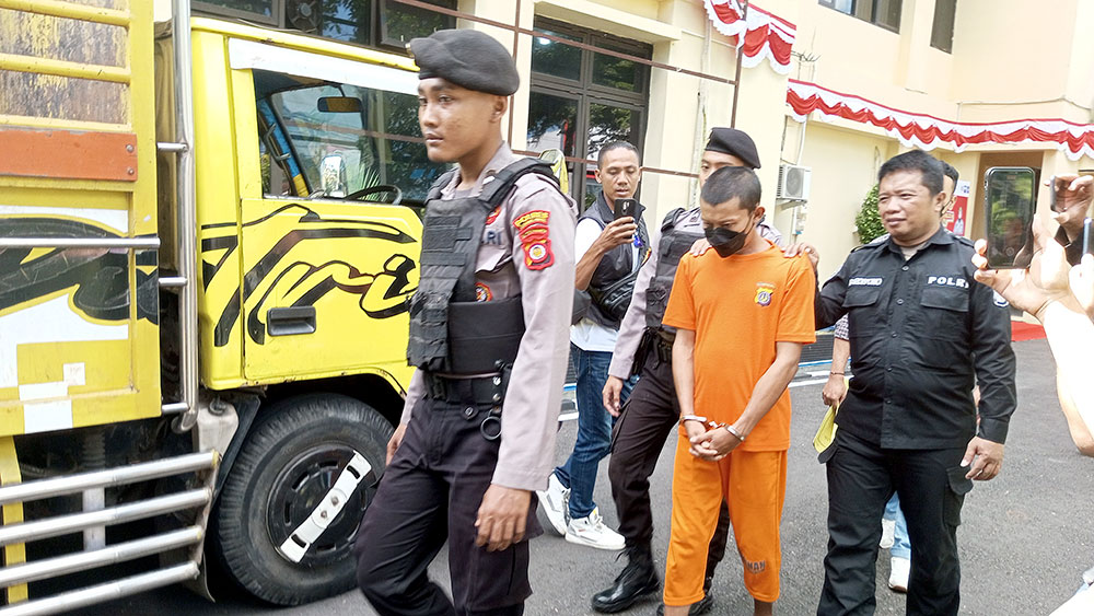 Seorang ayah sekaligus tersangka dalam kasus pencabulan dan kekerasan seksual terhadap anak dibawah umur, RN (40), berjalan menunduk saat digelandang ke Polres Gunungkidul.