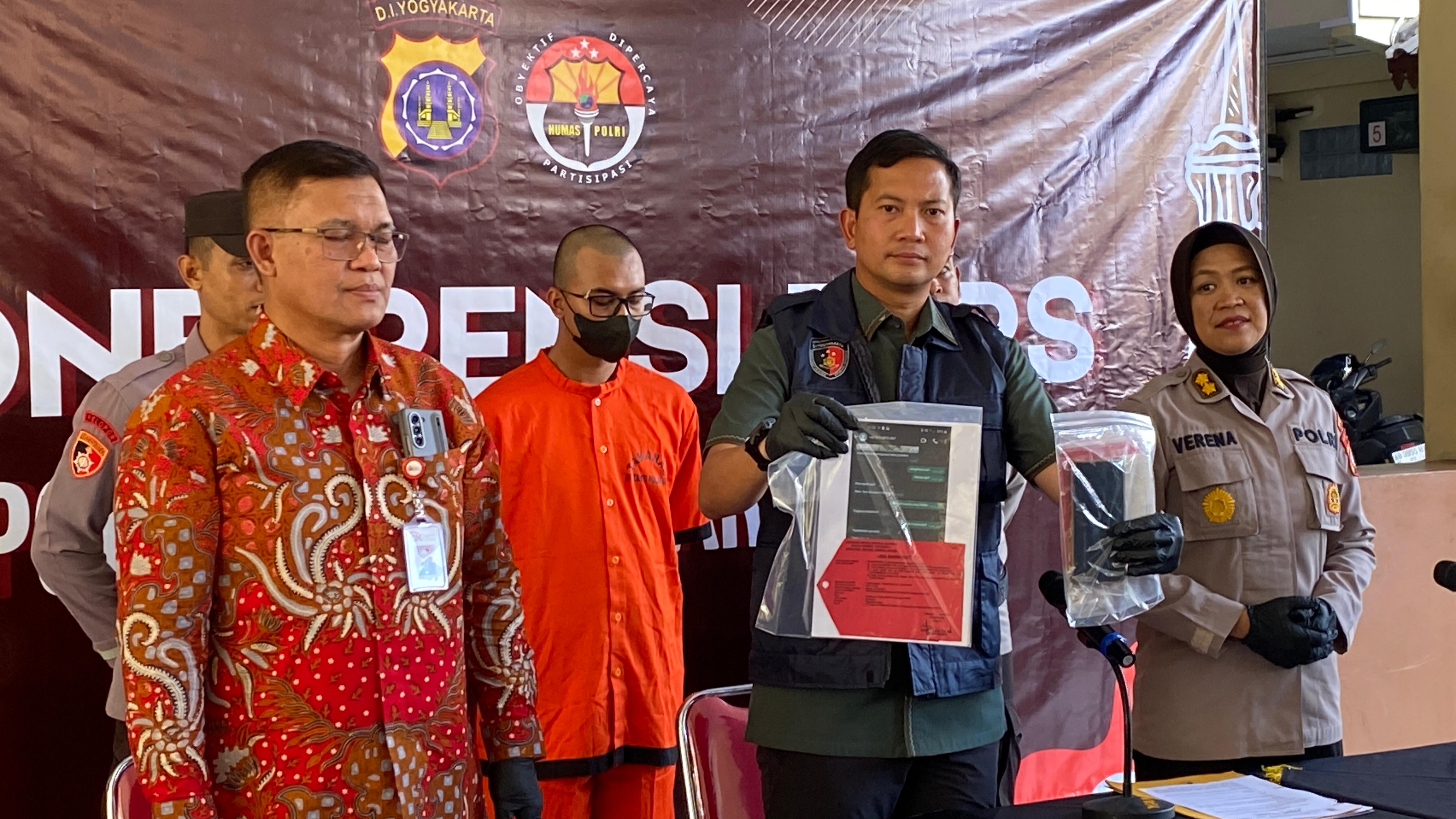 Jumpa Pers Kasus penipuan dengan modus buka jasa pacar sewaan di Mapolda DIY, Kamis (26/6/2025).