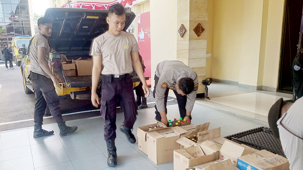285 botol minuman keras dari berbagai jenis dan merek berhasil diamankan oleh Polres Gunungkidul Kamis (26/6).