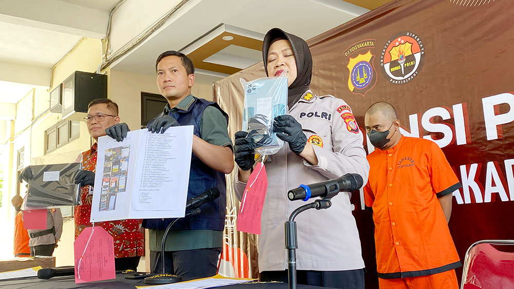 TIPU-TIPU: Driver ojek online yang mengaku auditor OJK untuk menipu para korbannya saat dihadirkan di Mapolda DIJ, kemarin (26/6).