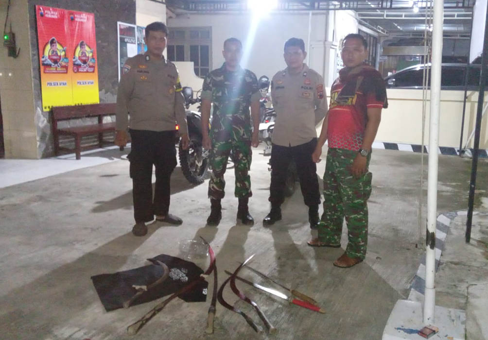 TINDAK TEGAS : Petugas gabungan dari Polsek Ayah dan Koramil Ayah berhasil mengamankan sekelompok remaja bersenjata tajam yang berencana akan tawuran.