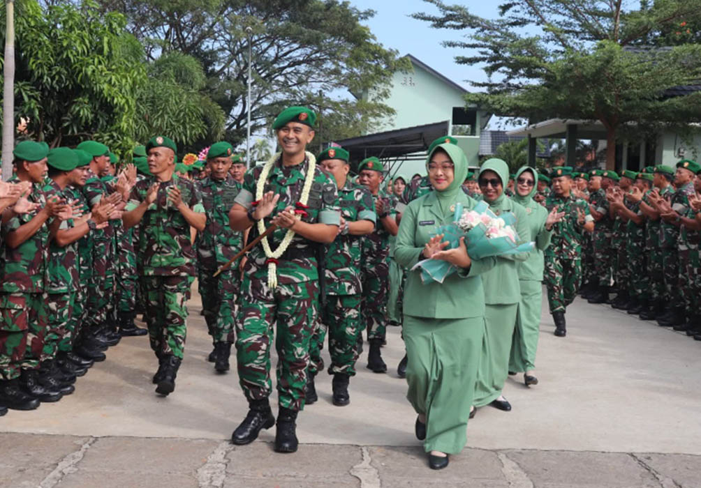 PEJABAT BARU: Prosesi penyambutan Letkol Arm Purba Sudibyo yang kini ditunjuk sebagai Dandim 0709/Kebumen.