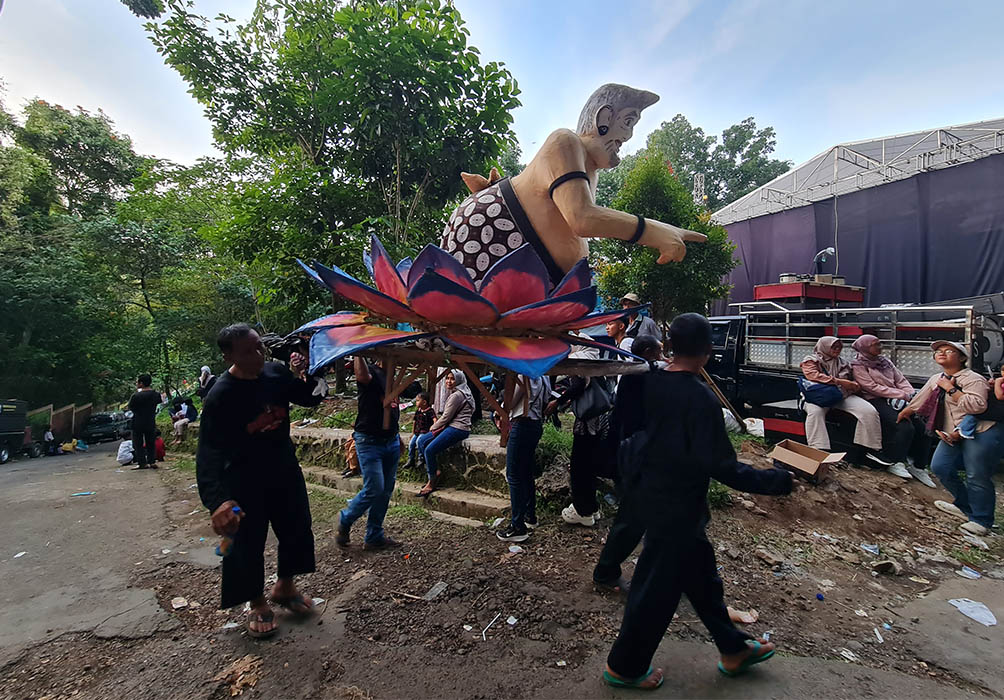 KIRAB BUDAYA: Warga sekitar Gunung Tidar melakukan arak-arakan menyusuri Jalan Ikhlas dan Jalan Kahendran, Kamis (26/6).