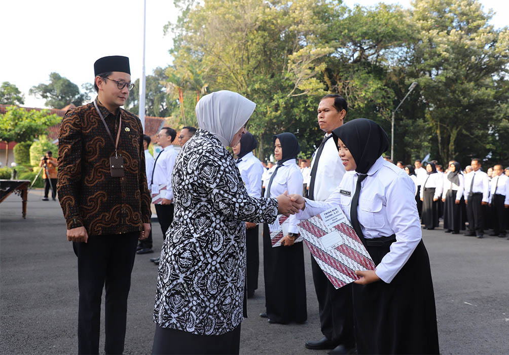 PENANTIAN: Bupati Kebumen Yuli Hastuti menyerahkan surat keputusan pengangkatan 876 PPPK di lingkup Pemkab Purworejo.